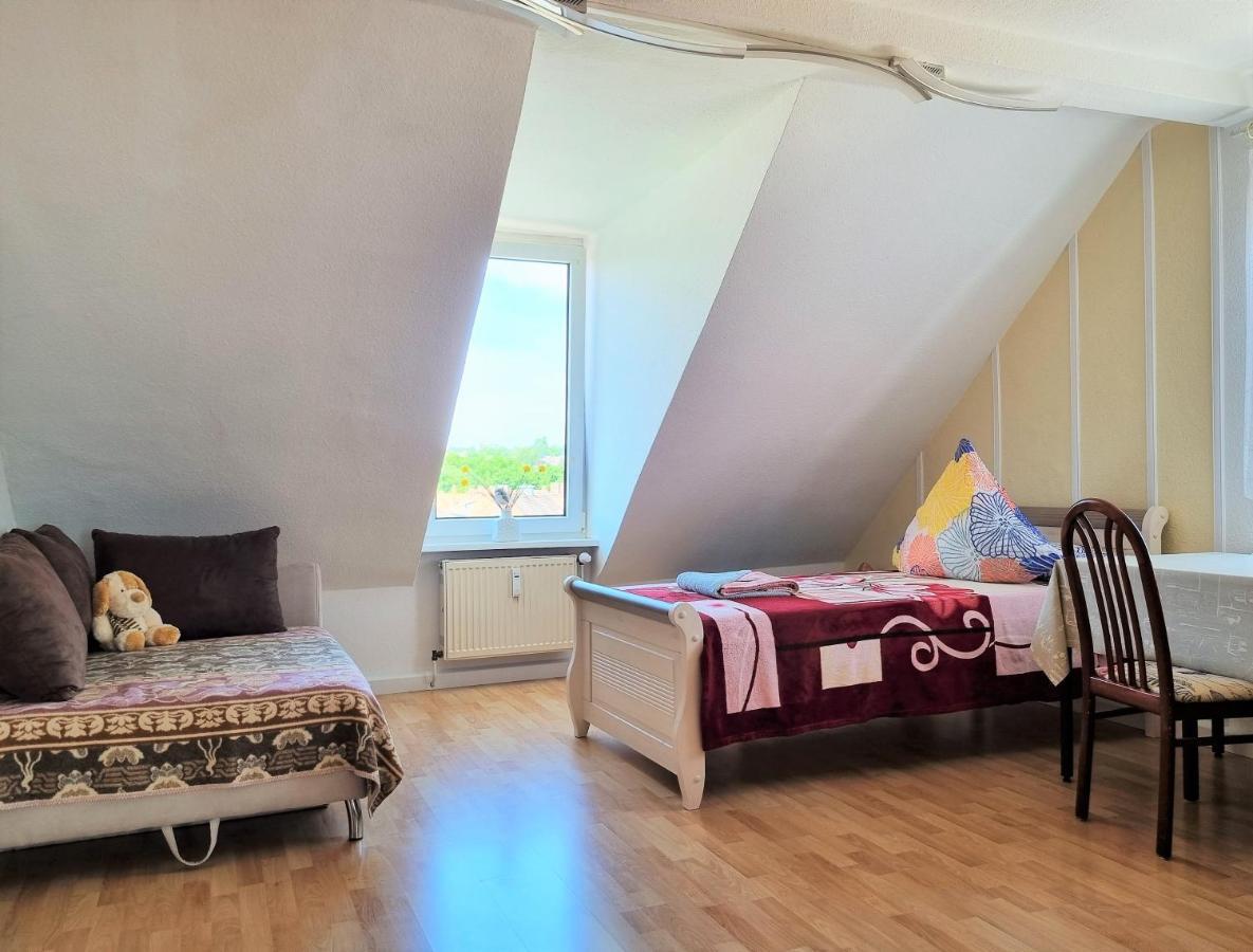 Apartment Bayreuth, 4 Zimmer Ferienwohnung im Haus mit Kunst, WLAN, Küche, Parkplatz Exterior foto